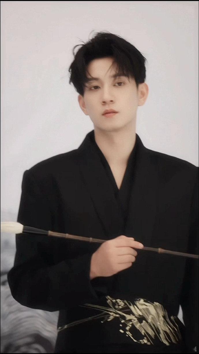 国风王子奇好权威 哇，国风王子奇！肩颈舒展气场强，站姿端庄藏古韵，哪怕穿着素净，