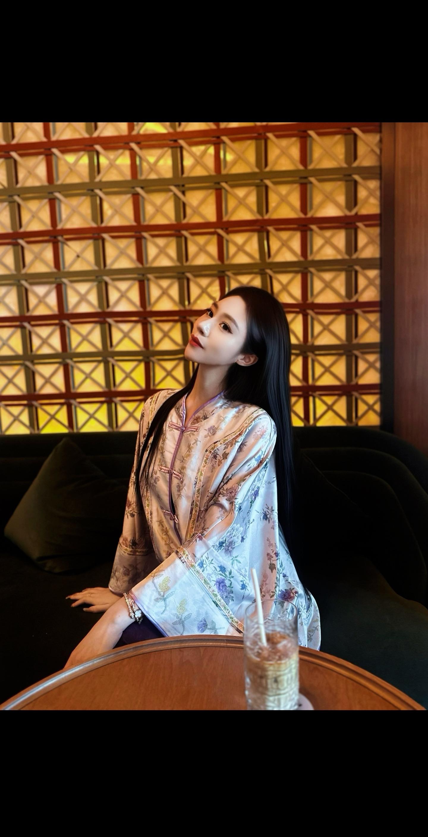 莫道桑榆晚，为霞尚满天。