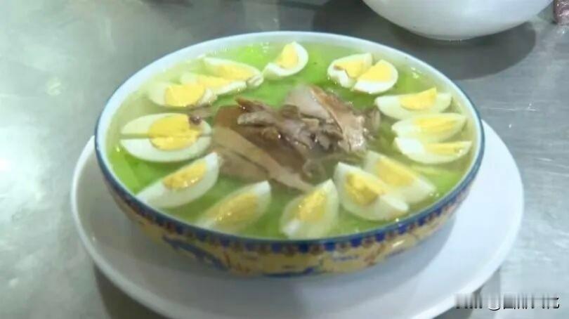 陇西烧鸡粉，是老城陇西极具代表性的小吃。豌豆粉里加入菠菜汁，搅成的凉粉，冷了后绿