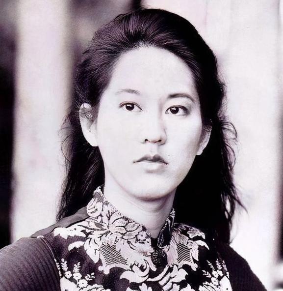 1937年，年仅18岁怀孕7个月的李秀英，被日本鬼子拖到地下室准备侵犯，她为了保