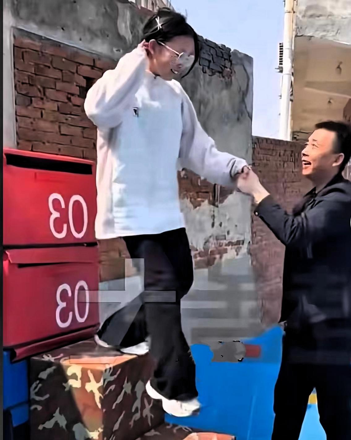 比讲百句大道理更管用的，是河北这位校长的一拽一拉。女孩站在台阶上拼尽全力也拉不动