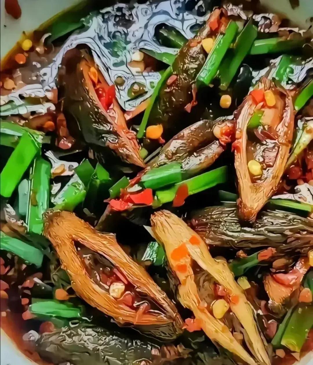 我就无语了，这玩意还能炒着吃？而且还是用辣椒炒，这是怕不会打标枪嘛？人都麻了…