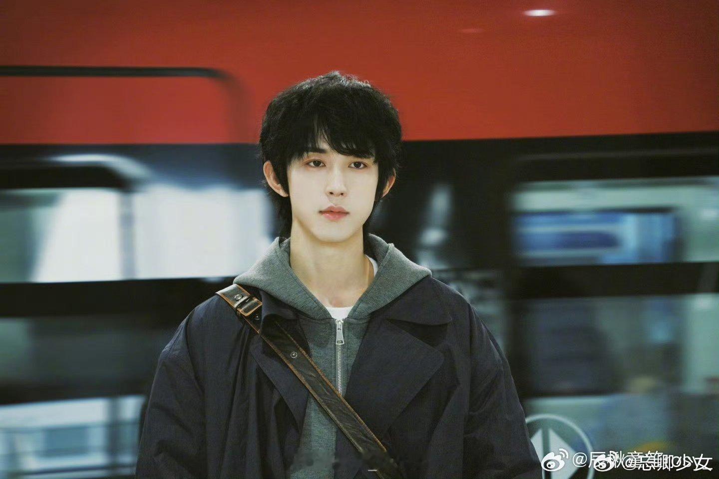 郭俊辰这样的我要一步三回头像郭俊辰这样的帅哥我也想去偶遇一下，  每天苦哈哈赶地