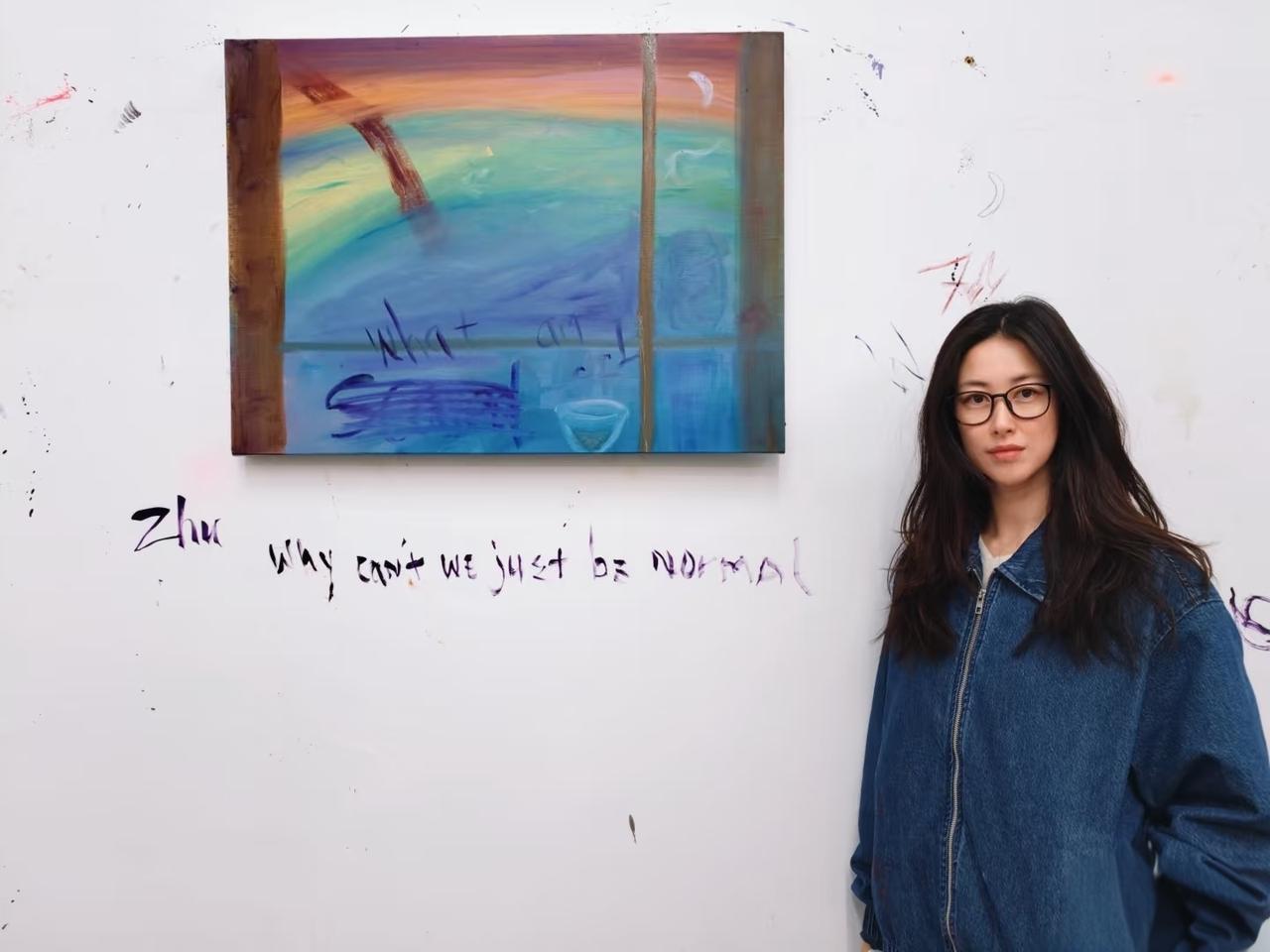 朱珠带女儿去画室画画，
给墙上写下一行英文
“Zhu  Why can't we