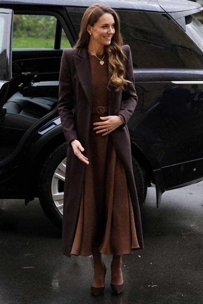 威廉凯特会见即将上任的女主教！[赞]
凯特当天戴的项链很环保，是再生可回收材质，