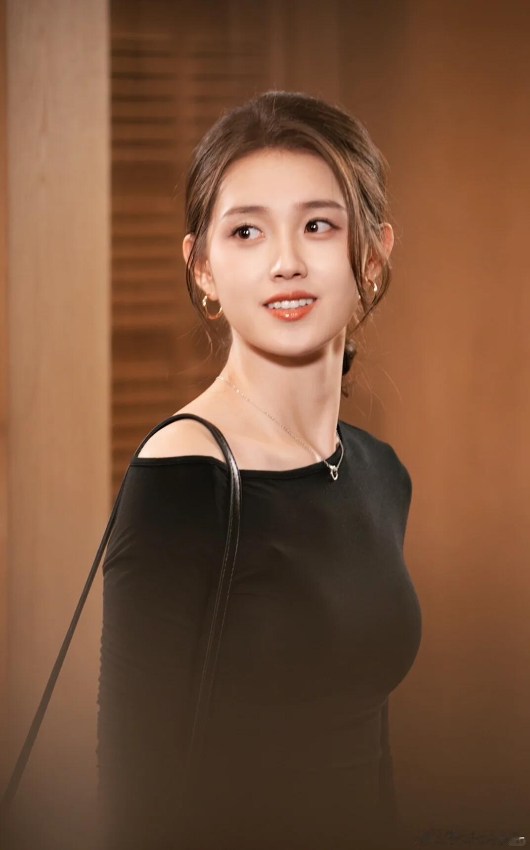 盛夏芬德拉女主进组玉簟秋短剧爆火的郭宇欣进组《玉簟秋》啦~ 由丞磊徐若晗主演的一