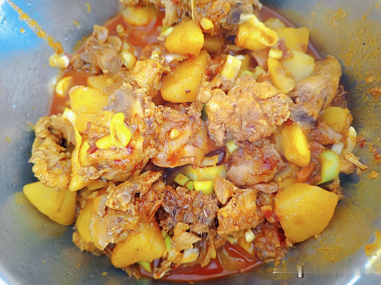 儿子牌大盘鸡
味道碾压饭馆
老母亲的胃
被狠狠拿捏

中午做鸡
儿子揽下大厨活