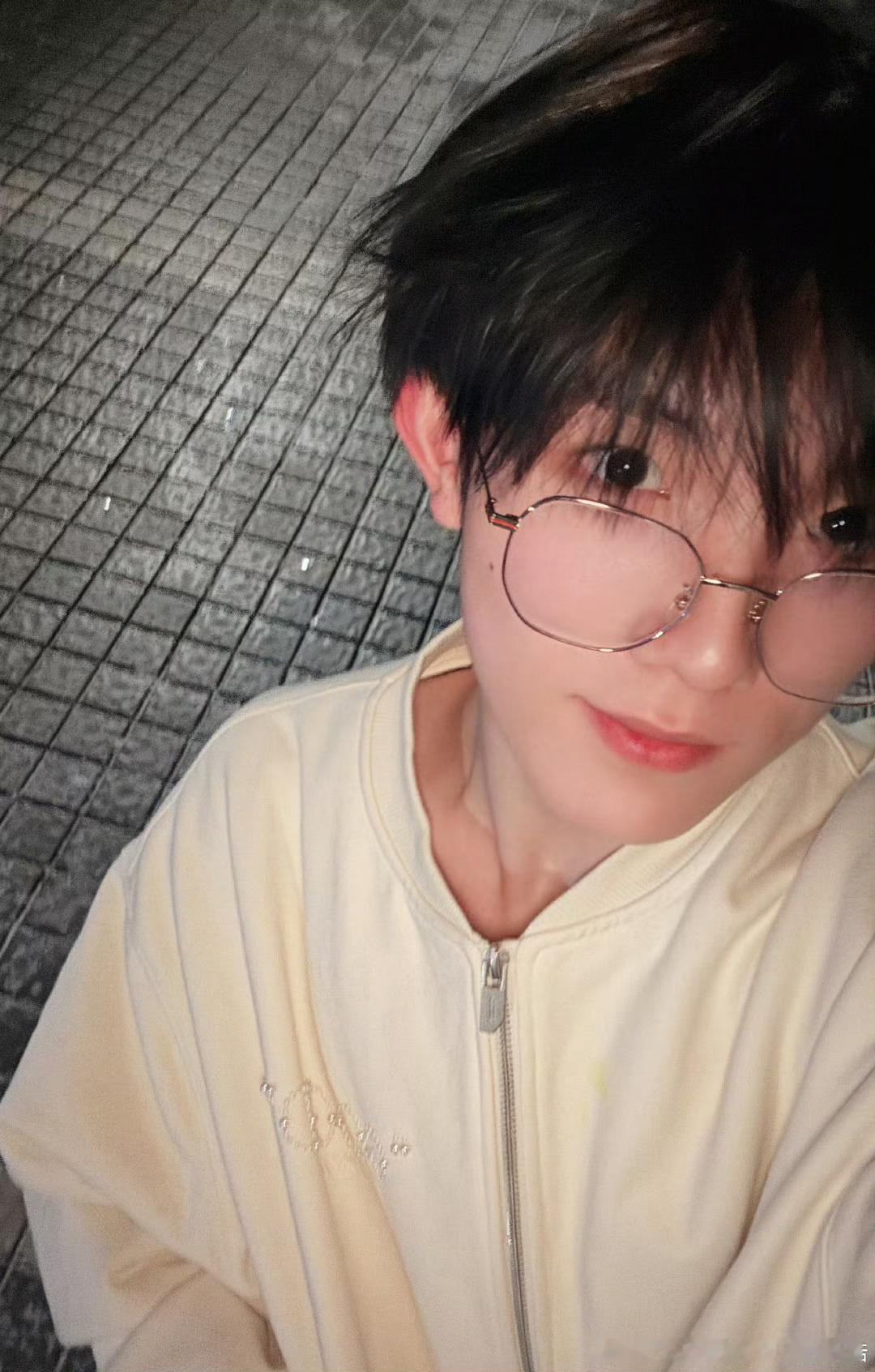 苏新皓初雪自拍  苏新皓分享北京的雪  苏新皓分享北京的雪，好会拍啊～ 