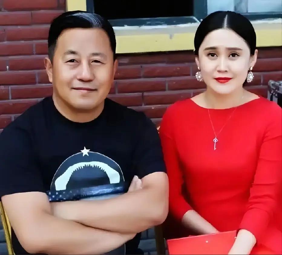 “乡村爱情”里的长贵、王小宝与小娇妻吴琼的一张留影，吴琼比他小19岁，是剧中他女