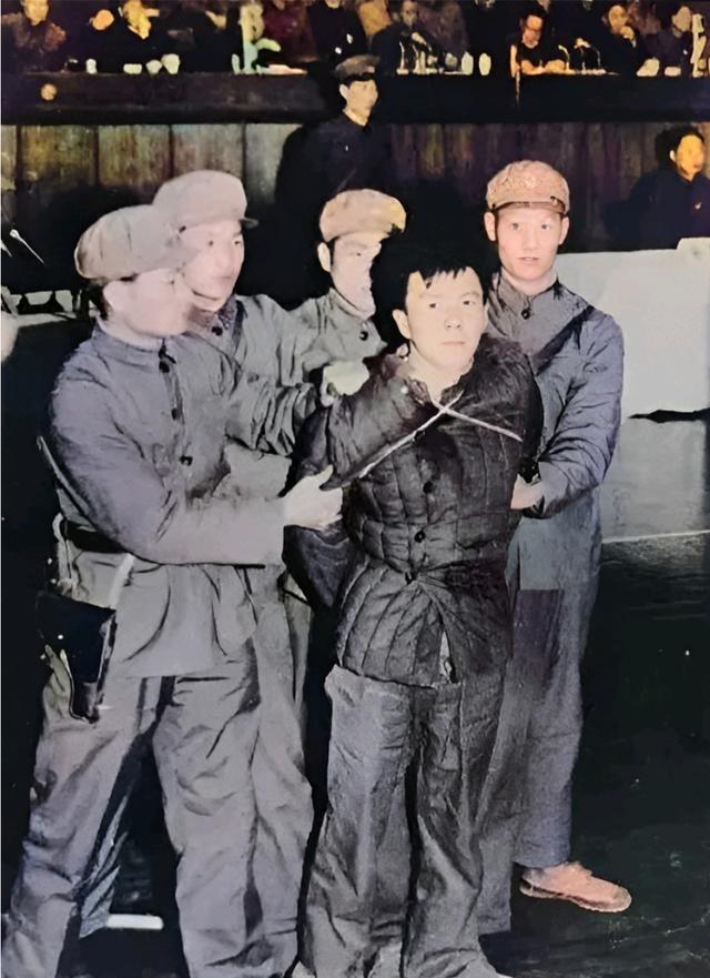 1978年，熊北平、熊紫平被捕，作为开国少将的父亲熊应堂得知儿子们的罪行后，给有