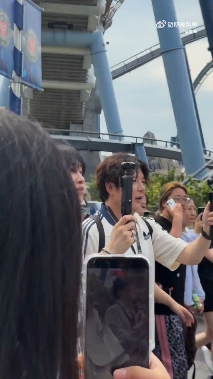 环球影城偶遇superjunior 谁懂啊！！逛着逛着突然看到银赫和神童从我面前