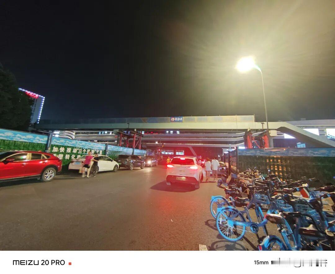 佛祖岭地铁站 | 店岑路人行天桥已初步成型

为推进店岑路人行天桥建设，6 月 