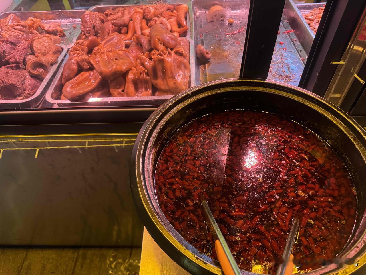 卤肉和辣汤 
卤肉，像卤猪头肉，20斤卤水用八角20克等香料，盐500克等配料，