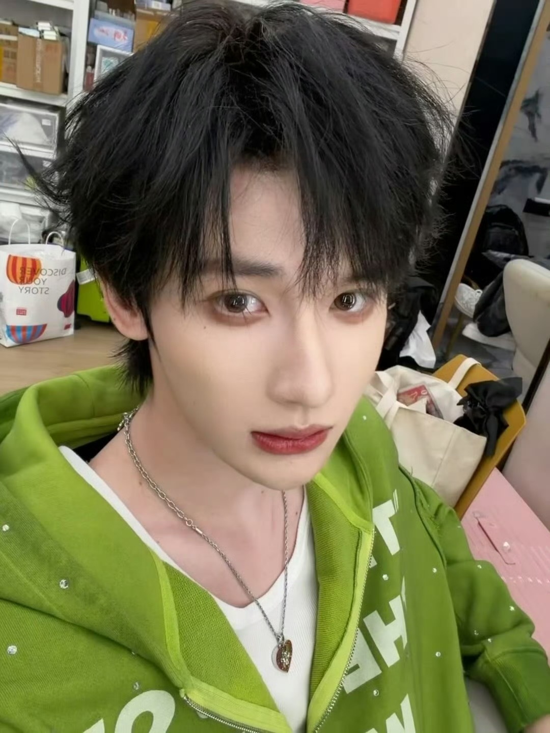 余宇涵穿得好绿  没见过能把绿色穿这么好看的，余宇涵是满分穿搭男