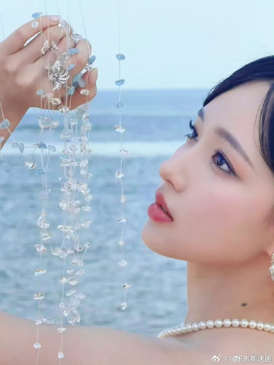 程潇海浪中盛开的黑玫瑰 程潇在海浪电影周的造型确实很亮眼，黑色抹胸礼裙配上红玫瑰