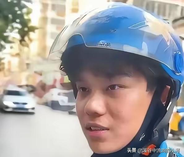 38℃酷暑送外卖，少年苦熬终圆梦！阜阳小伙考上空军飞行员
 
高温炙烤的阜阳街头