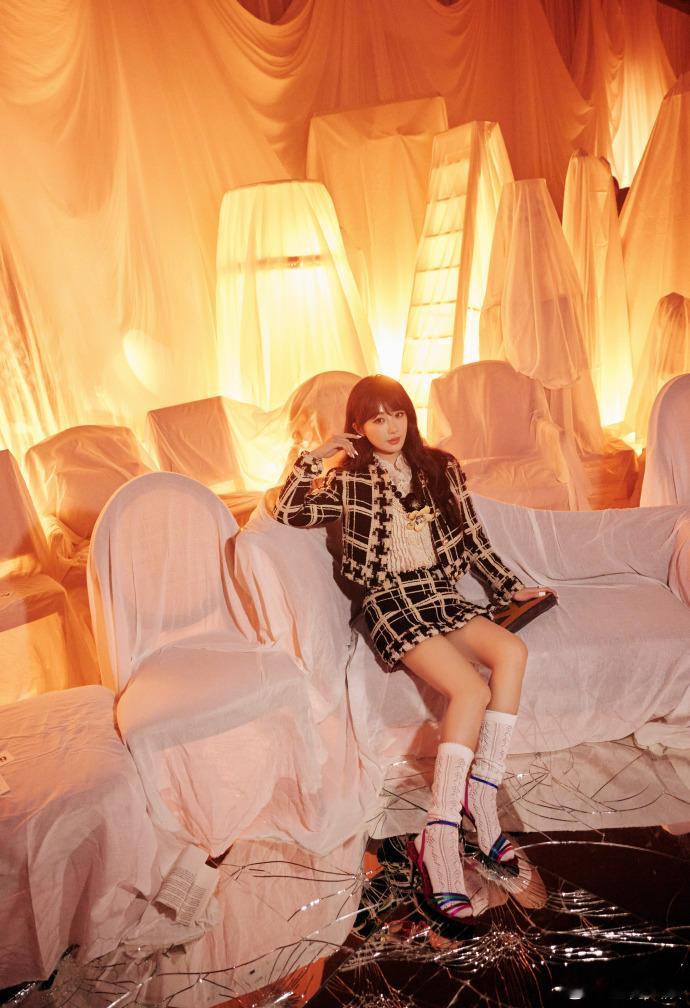 #杨紫巴黎时装周现场图送达##杨紫光影浮动# 杨紫的时尚表现力在巴黎时装周上得到