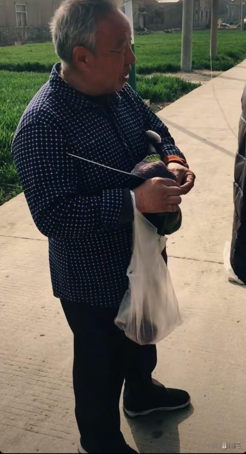 大爷织毛衣已经织的炉火纯青了！
 
本以为织毛衣是阿姨们的专属技能，直到看见这位