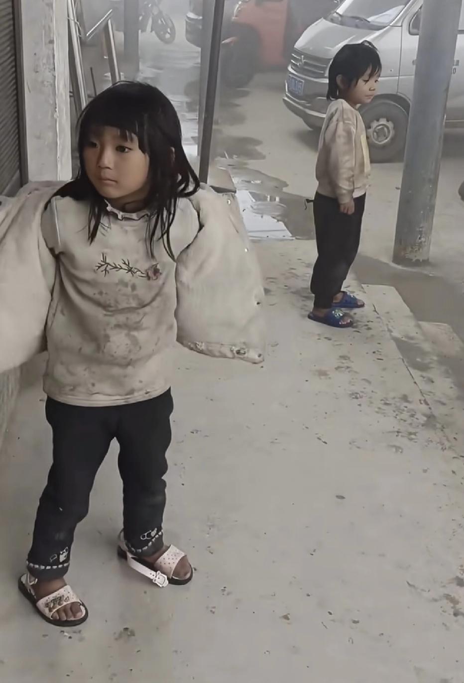 那么冷的天，连衣服鞋子都没得穿，好可怜，那么可爱的女孩，也很担心孩子的安全，希望