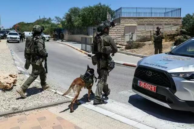 7日上午，以色列中部科哈布·雅伊尔附近发生枪击事件，至少造成1人死亡，5人受伤。