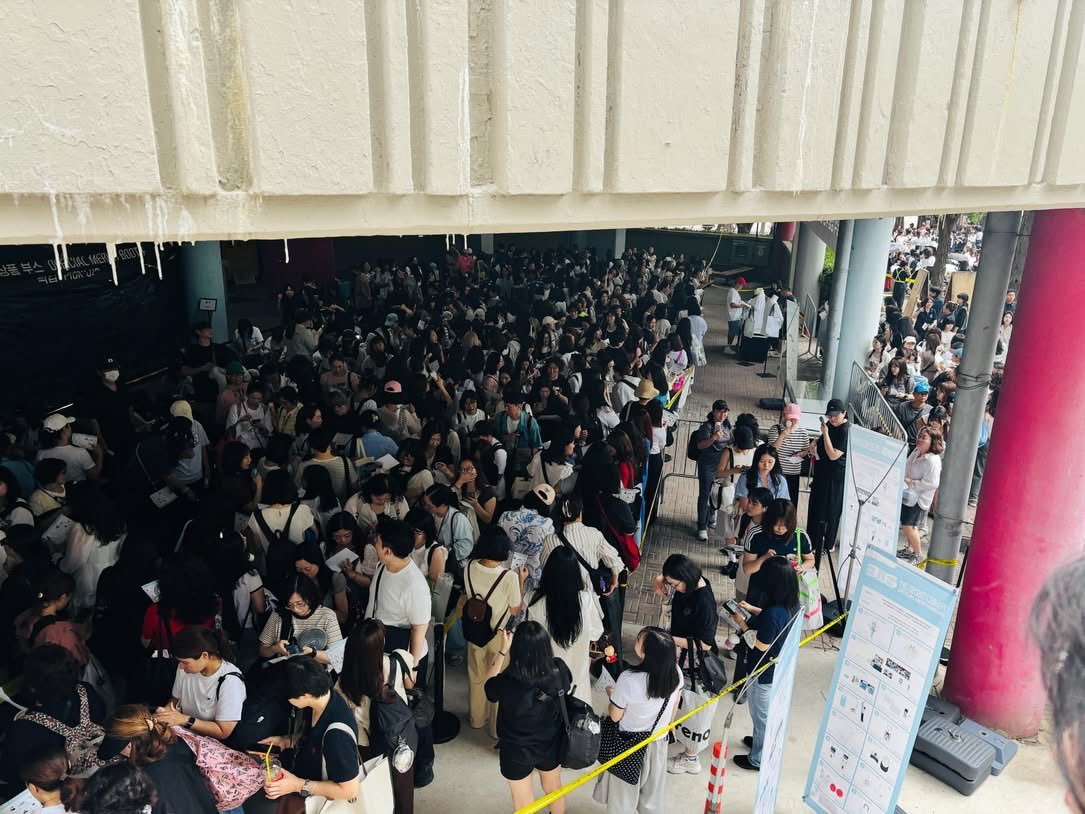 不知道的还以为哪个爱豆演唱会呢，其实只是一个演员的FM排周边的队伍，边佑锡就是这
