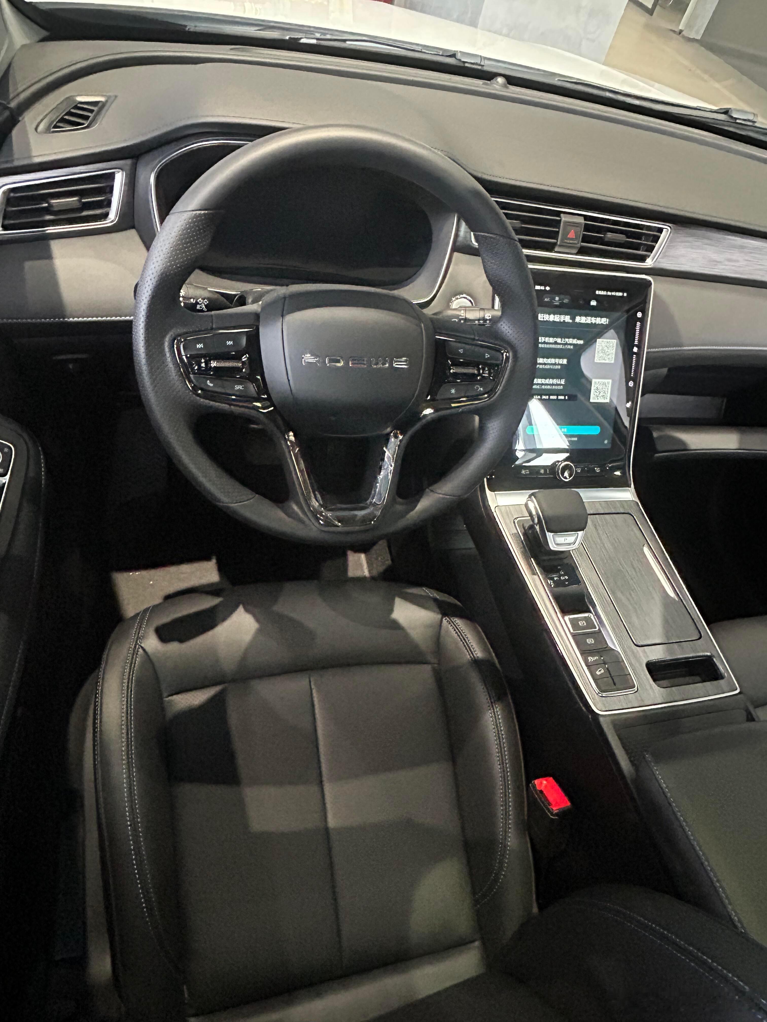 荣威RX51.1.5T动力通勤超车够用，斑马语音控车超方便，2765mm轴距后排