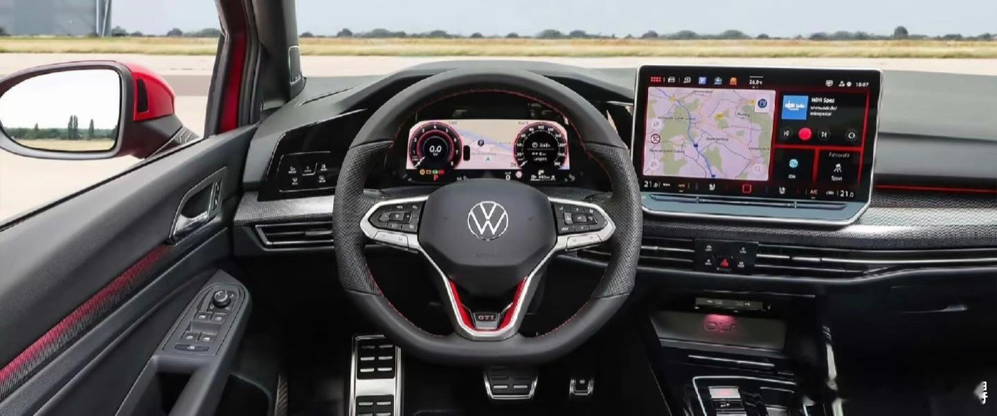 大屏时代应该保留物理按键吗超级车主 还记得考驾照时教练吼的那句“眼睛看路！”吗？