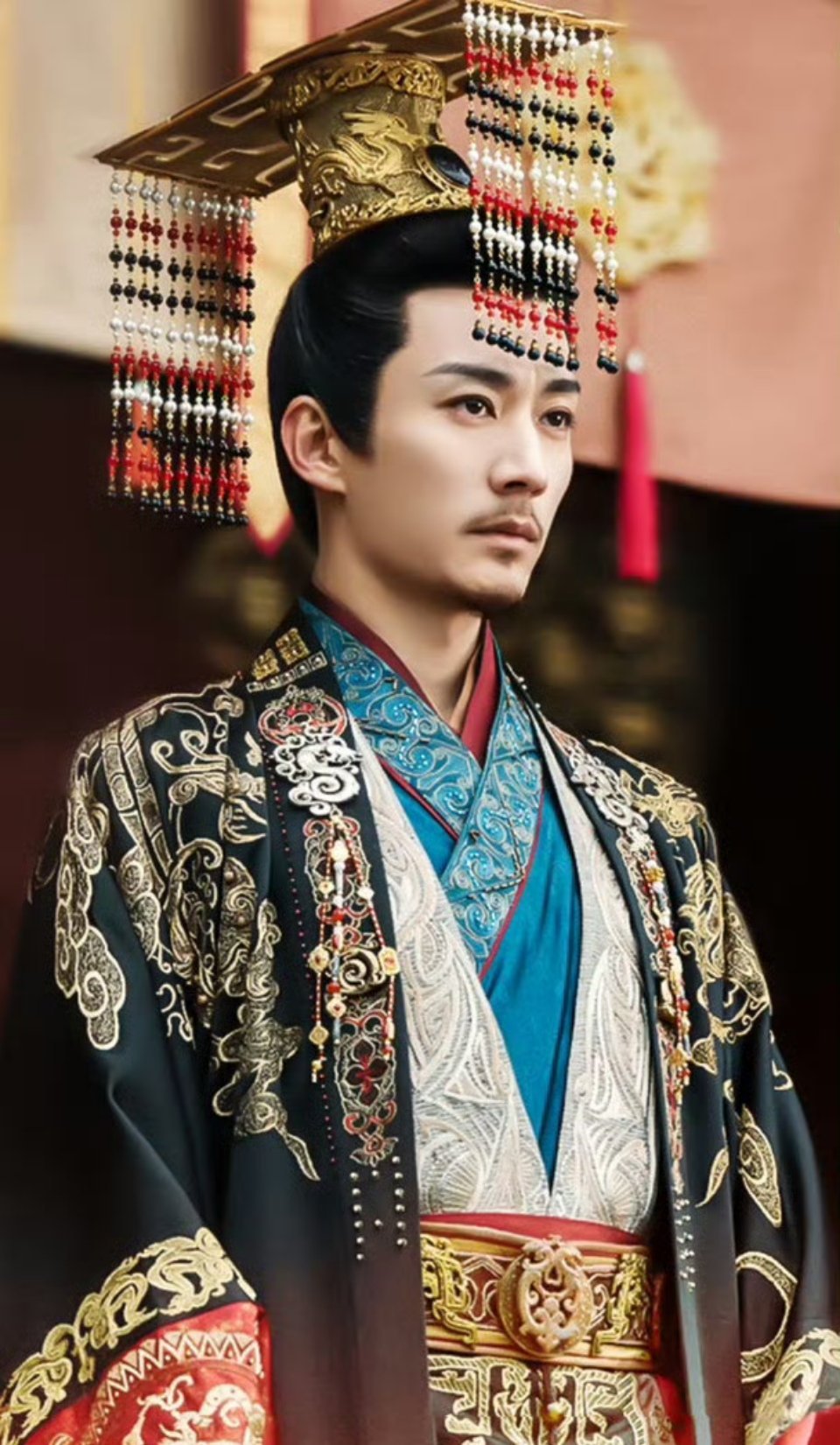 刷到一张网友发的刘学义之前剧的帝王扮相，太有帝王相了吧，期待江山大同的妆造路透，
