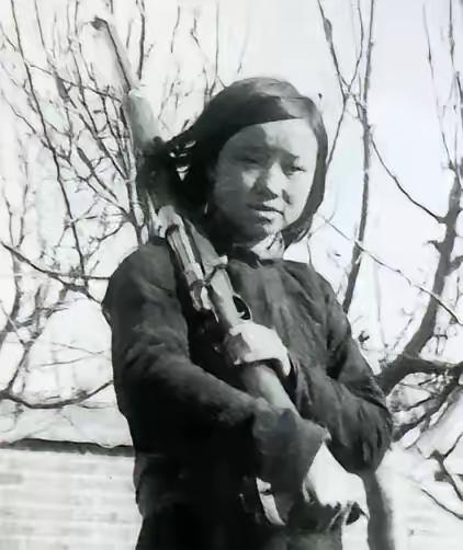 1944年，陈杰英被捕，日军刺了她几刀后，就把她踹进了提前挖好的大坑中。然而，等