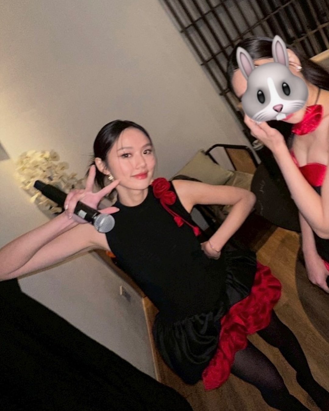 老莓给这张照片贴兔子头的时候我就不信眼睛没往那里瞟（好吧其实因为我第一眼全在那里