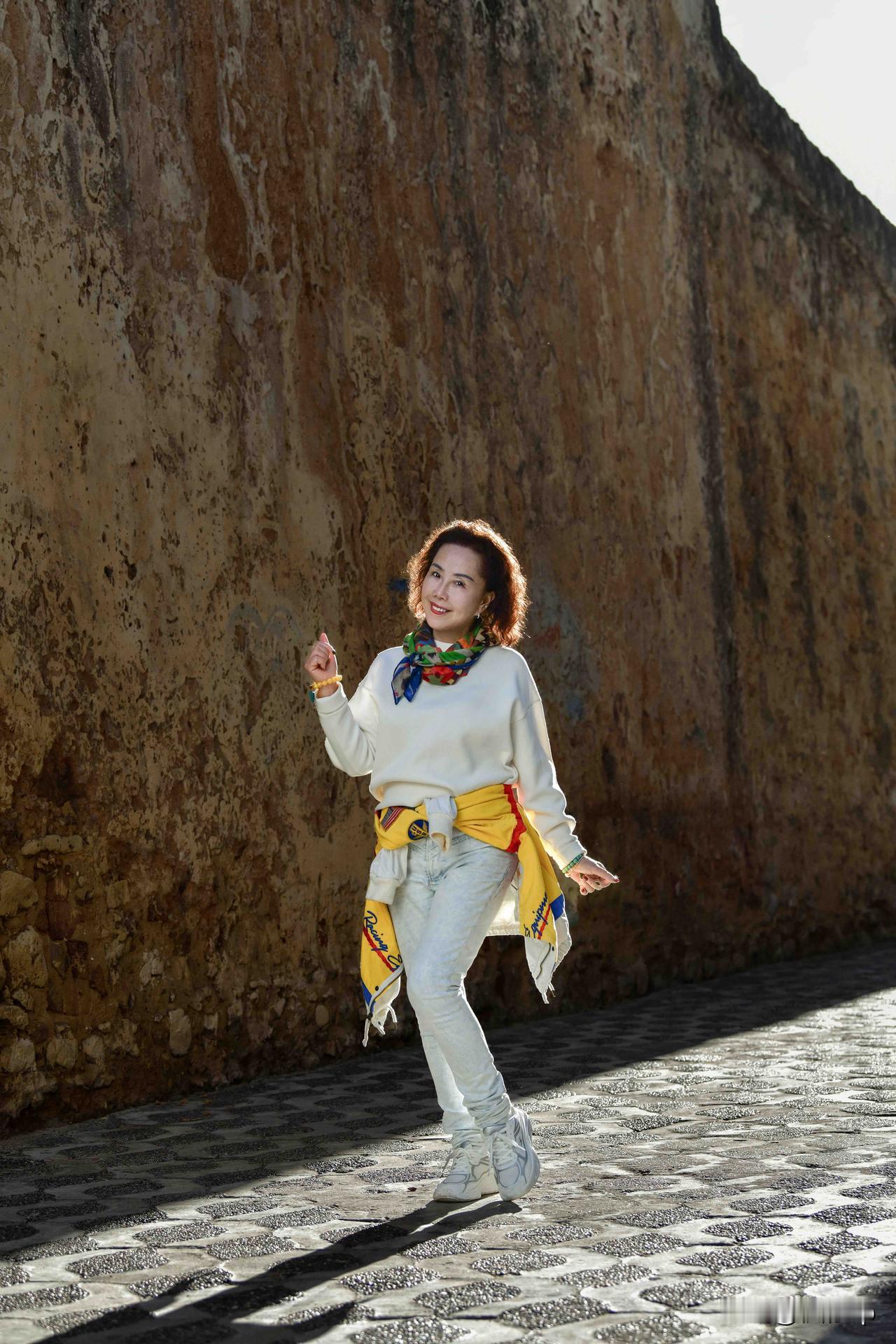 钟情于阳光倾洒在身的惬意，有光的地方，暖意融融。
告别一月的寒冷，拥抱二月的温暖