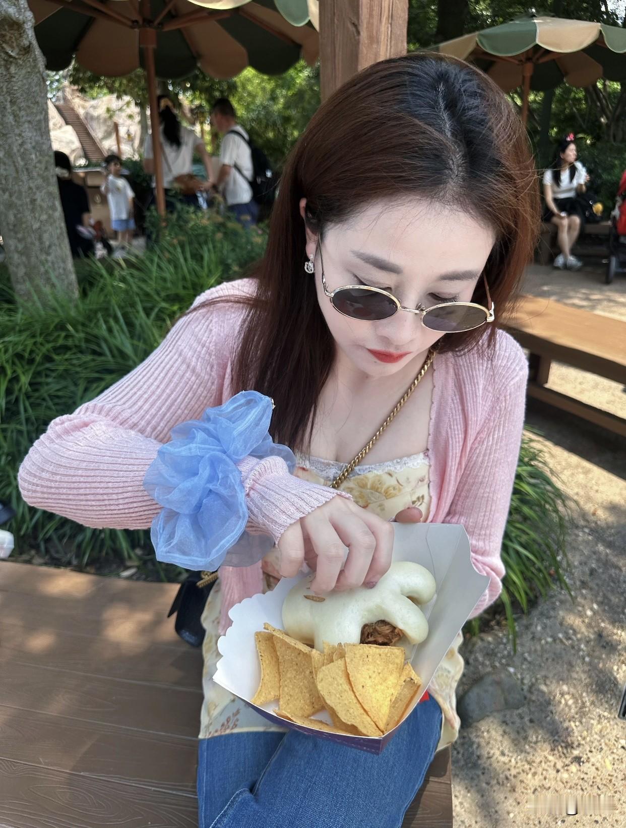 你觉得女人的什么动作最迷人女人吃东西的动作真的太迷人了。想象一下，一个优雅的女人