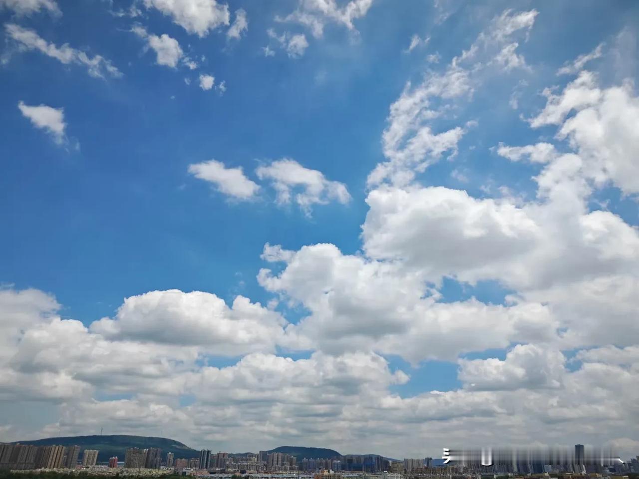 停下来看看天，你会发现，云那么白那么低，天那么蓝那么纯粹，一切都变得那么简单和美