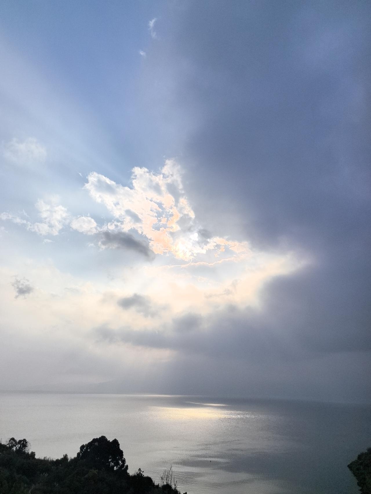 特朗普是不是被犹太人控制了？我觉得有这方面的因素，但也不全是。特朗普过去的表现和