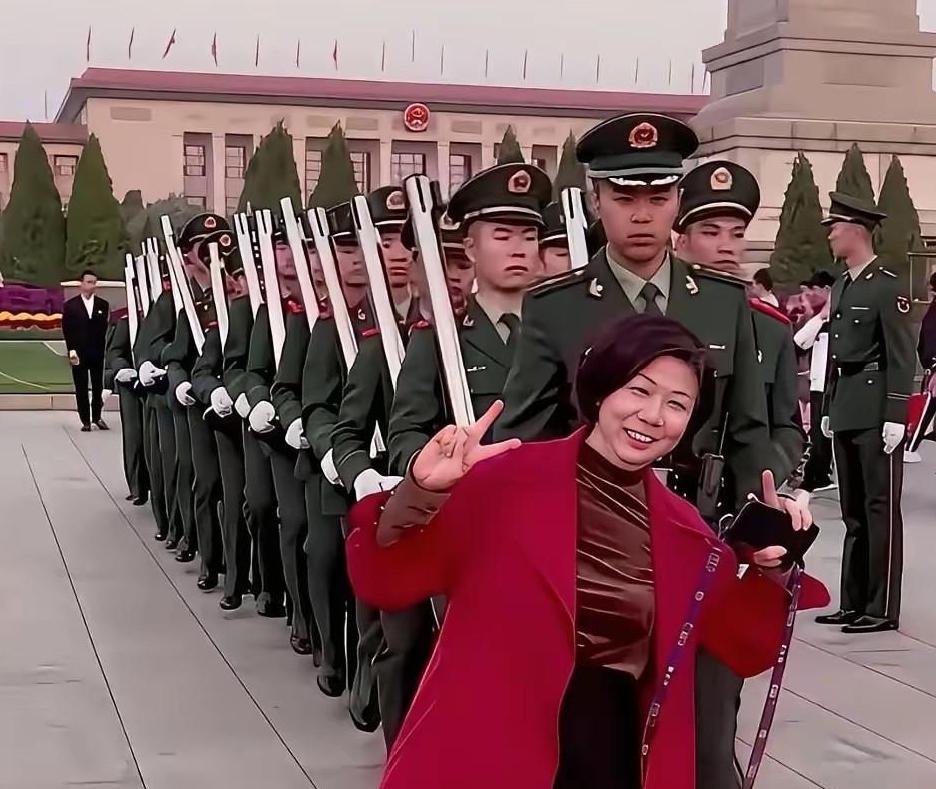 这要是在外国 ，人早就踢飞出去了，不会像解放军这么爱戴人民。

最佳惩罚方式：取
