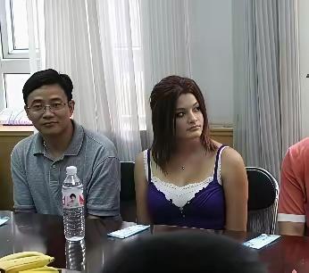 早年，黄仁勋带着女儿出席活动时的留影，那时候他的女儿看起来还非常的稚嫩！ ​​​