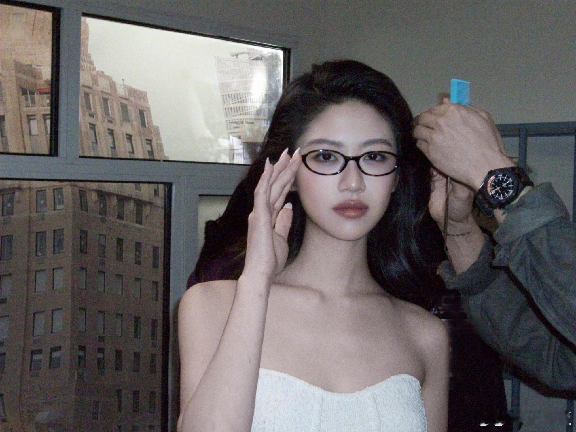 向涵之眼镜杀氛围感 谁被的眼镜杀狠狠拿捏了，冷艳又妩媚的气质完全拉满，好有氛围感