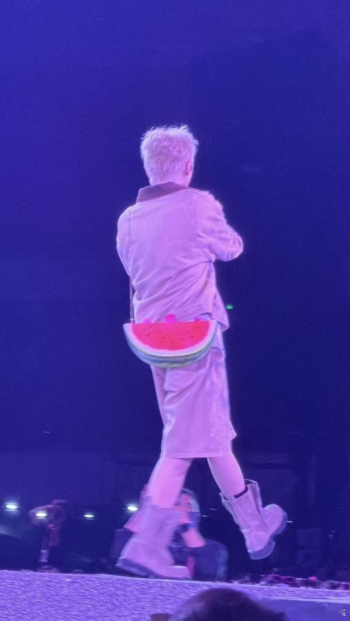 汪苏泷背个瓜就上台了汪苏泷的瓜是彩带汪苏泷 本来以为是个吃瓜现场，结果是撒糖现场