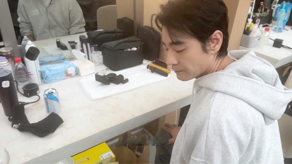 李光洁看到粉丝送的礼物的反应李光洁说所有的努力被人看到的感觉真好李光洁收到粉丝送