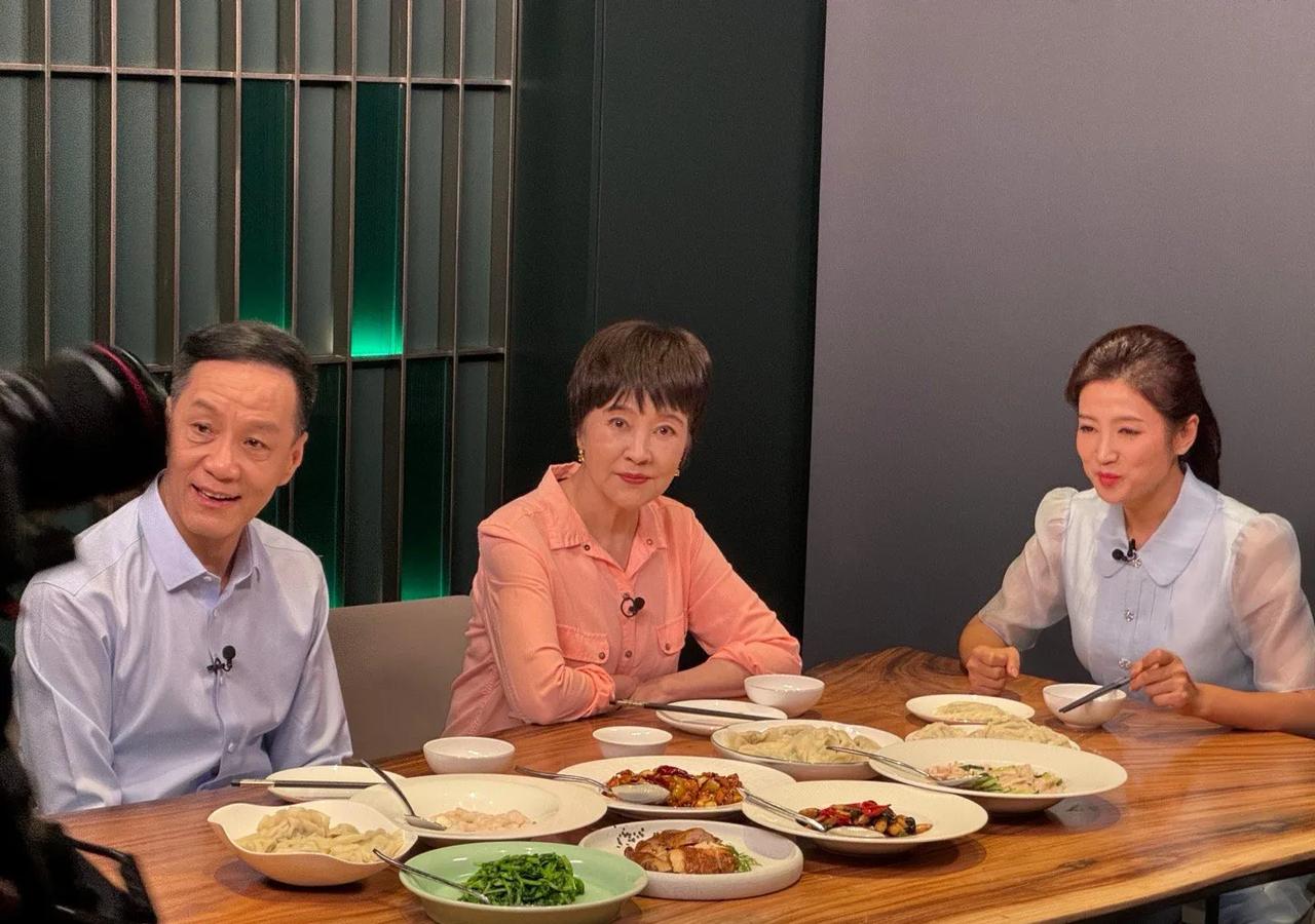 演员冯远征、梁丹妮做客《春妮的周末时光》，自己动手包饺子，满满的烟火气息。冯远征