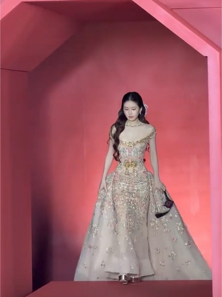 omg露思芭莎第二套，好美啊…真的是祖海高定，那个出场顺序图也是错的…赵露思在张