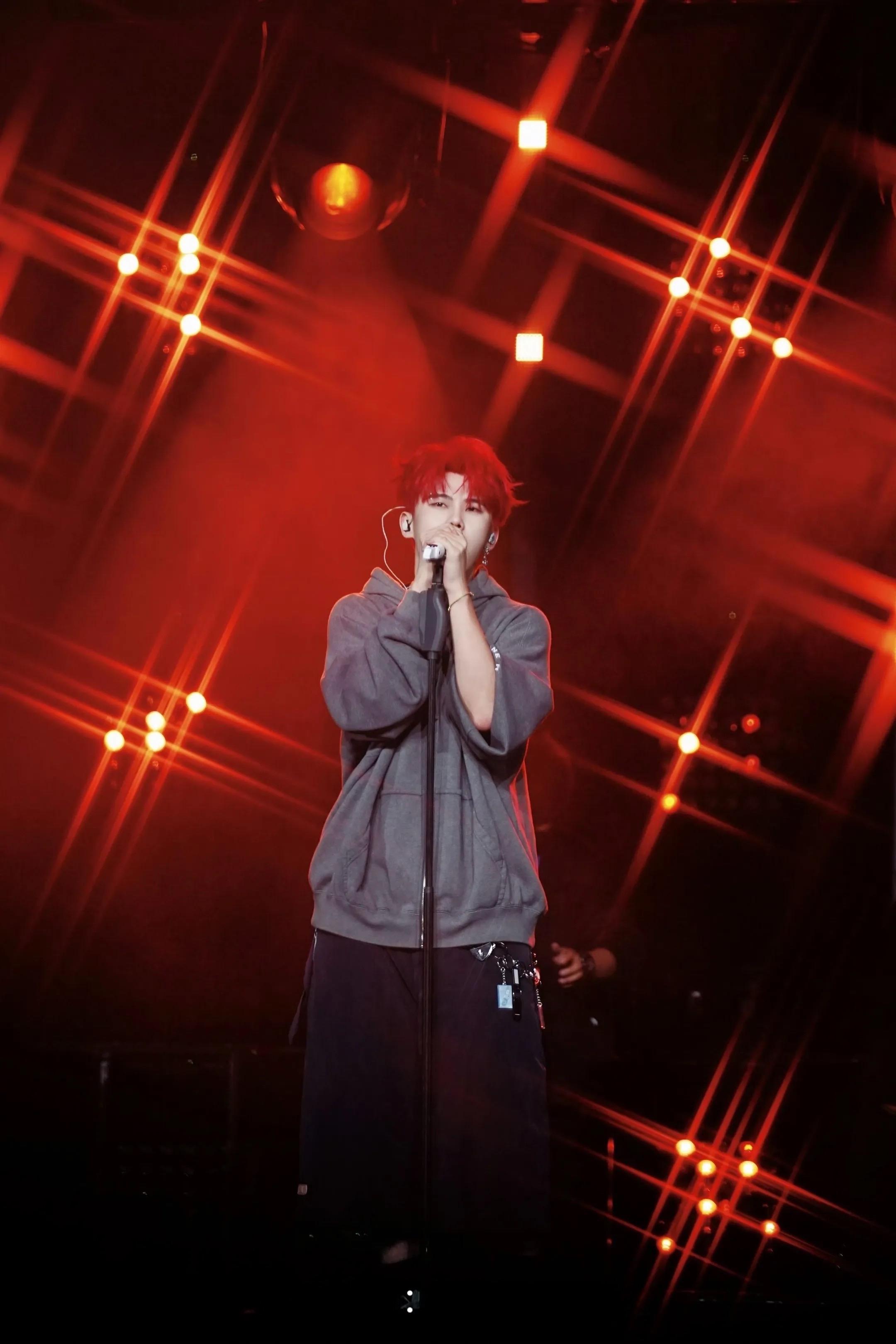 红发的ttgg帅炸了 演出顺利！