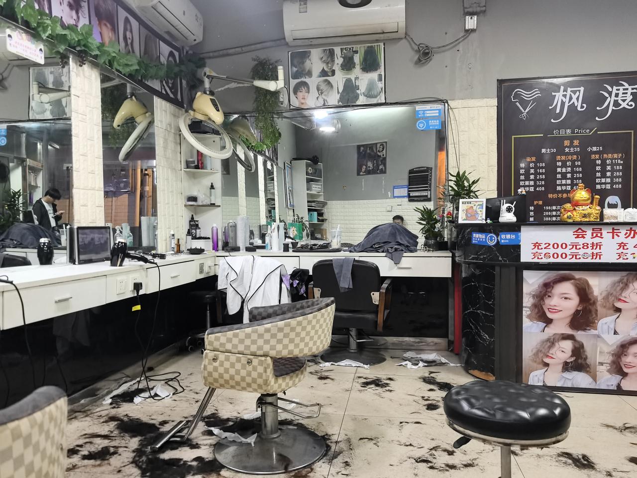 城中村剪个头要30块，是不是有点贵？但是，这个老板的手艺，得到了我的认可，还专门