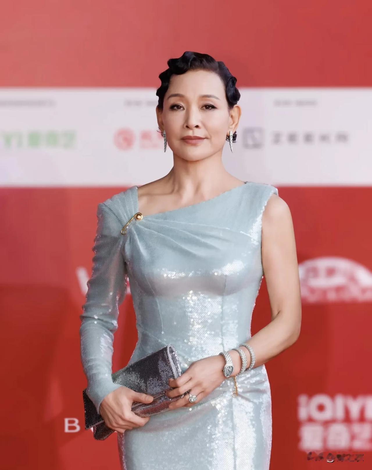 陈冲当年也是，78年恢复高考的时候，她已经拍戏出名了，基础文化知识又比较薄弱。