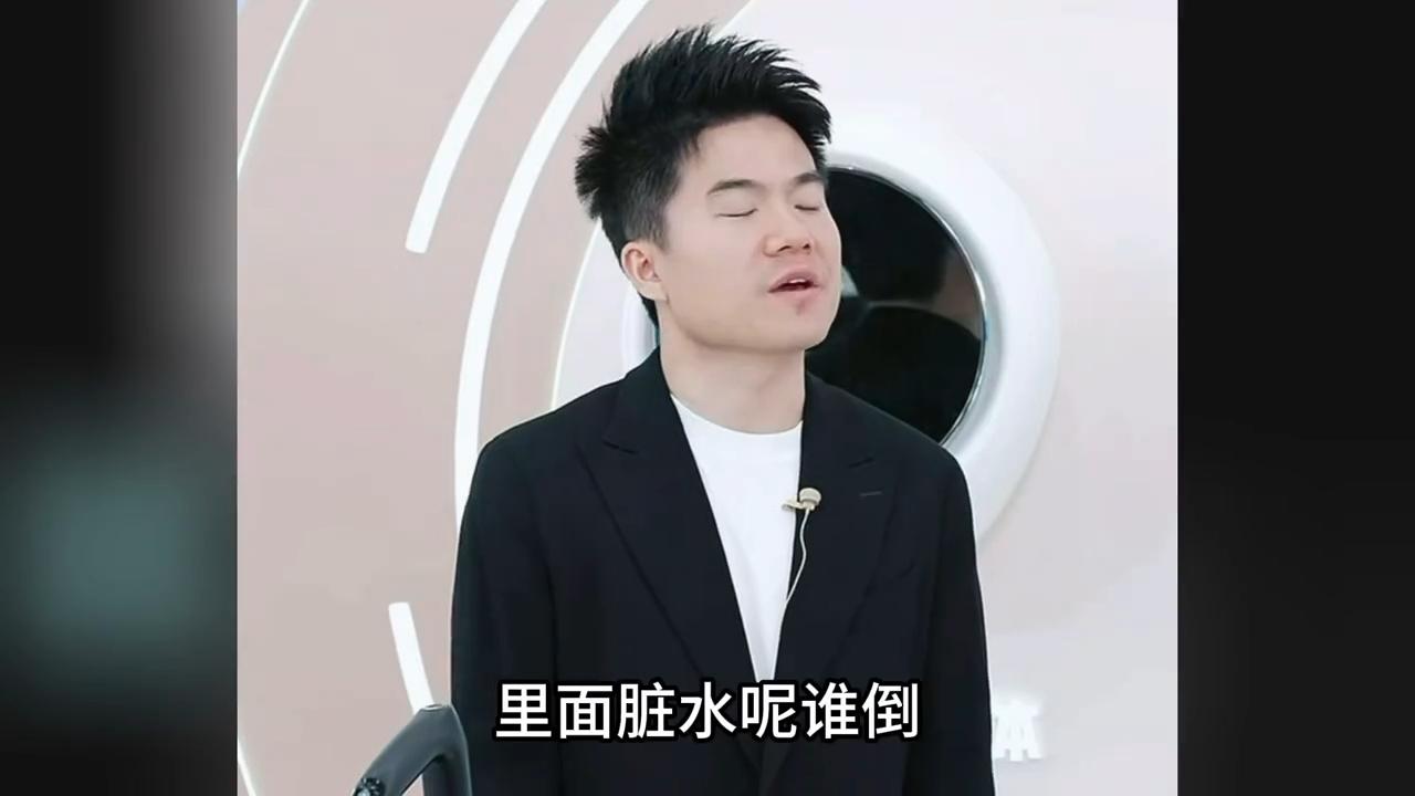 昨晚董宇辉在直播家电专场时，有黑粉在评论区留言，说这么多人围观一个卖货的，实在悲