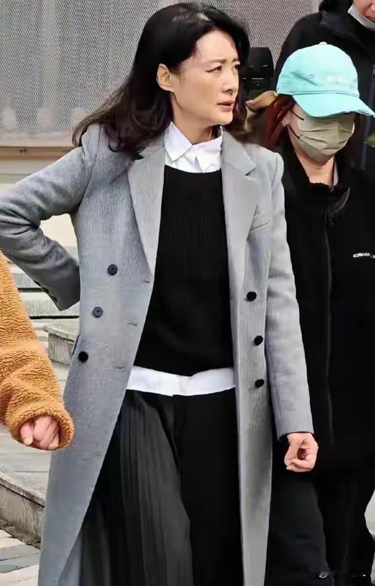 周涛近照曝光，58岁长这样？网友：岁月从不败美人，央视女神果然名不虚传 

说实