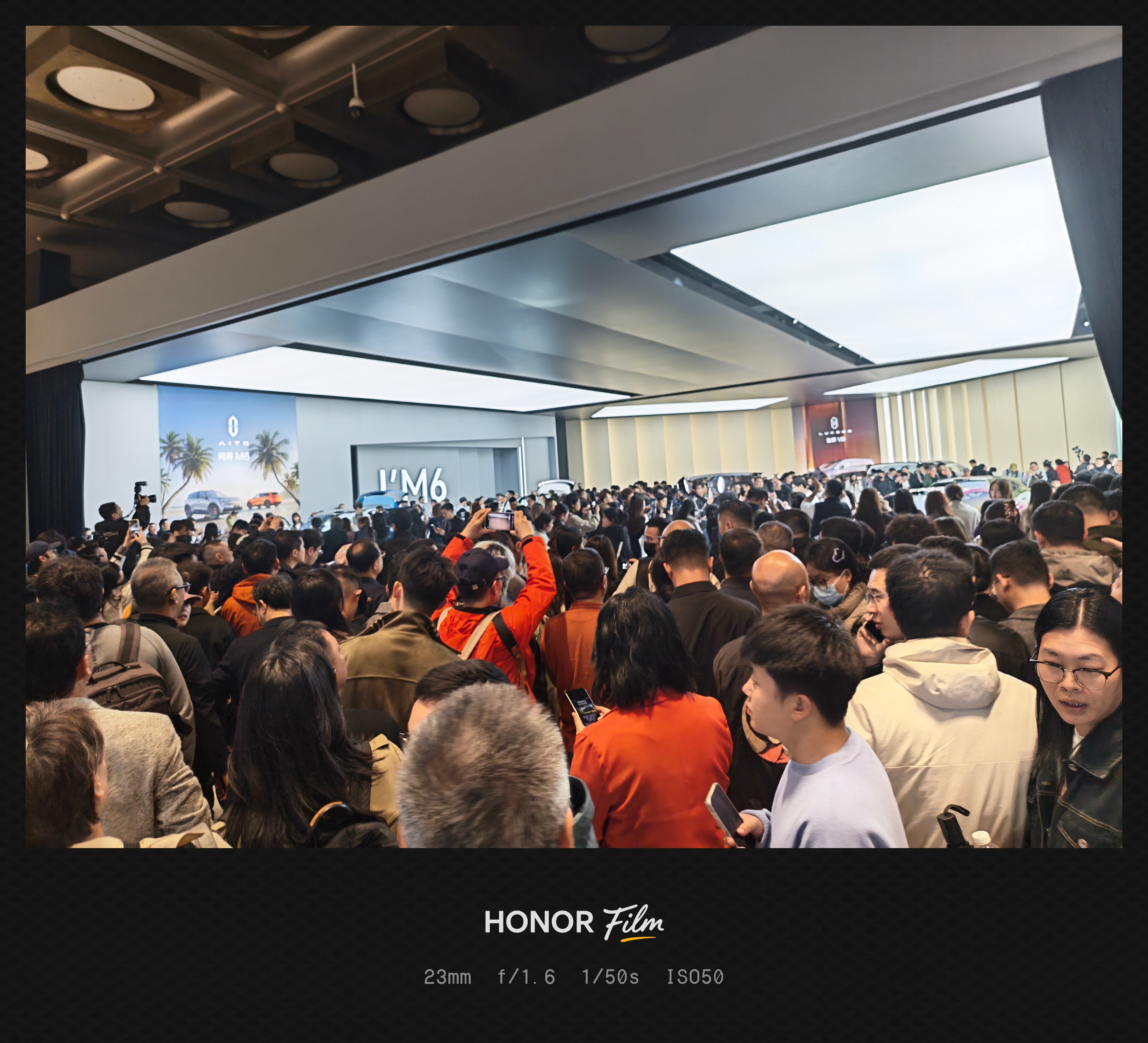 刚刚发布会完了之后，本来想去看看车的，走到体验区看到这个人流量我就傻了，里三层外