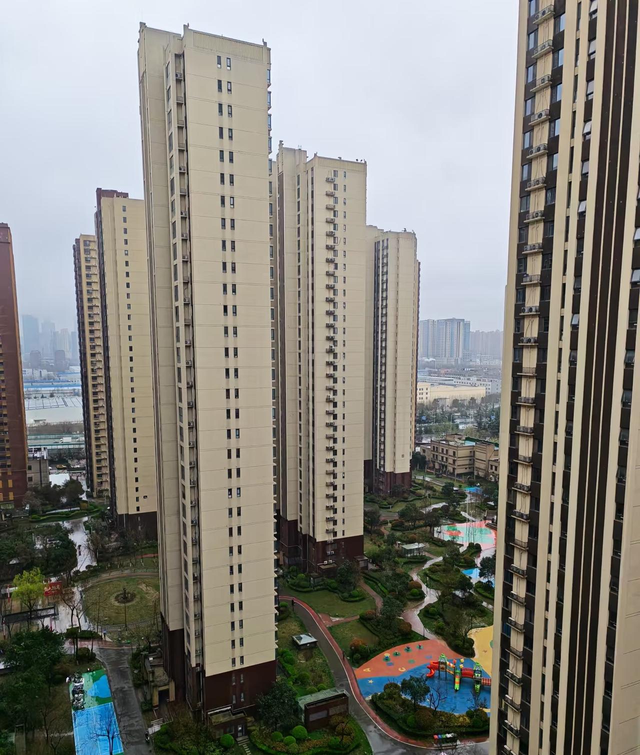 河北小伙大学毕业，
只身来到天津南开区打拼。
最初在建筑公司给老板开车，
机缘巧