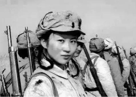 1941年，21岁的女侦察员王金英，在老乡家养病。夜里，她正洗脸时，突然看到窗外