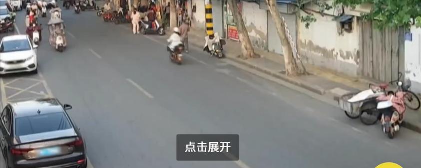 江苏淮安，司机朱某临时靠边停车，开门前未观察，导致一辆直行电动车撞上车门，猛烈撞